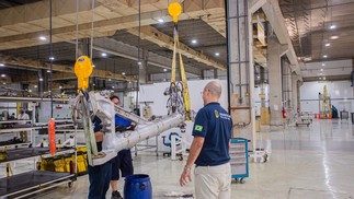 Técnicos inspecionam perna de trem de pouso na oficina da Drayton Aerospace, que ocupará 19 mil metros quadrados no polo do Galeão. Capacidade de reparos mais que triplicará quando atingir o máximo planejado. — Foto: Beatriz Orle/Agência O Globo