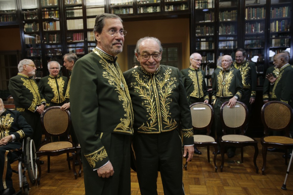 O escritor e jornalista Ruy Castro, em sua posse na ABL, ao lado do presidente da Academia, o jornalista Merval Pereira — Foto: Alexandre Cassiano