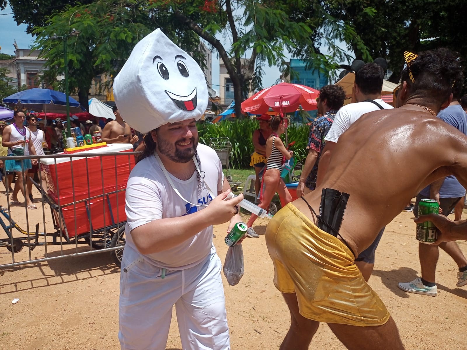 Vacinas salvam vidas e também marcam presença nos blocos cariocas — Foto: Custódio Coimbra/Agência O Globo/18-02-2023