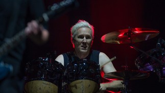 Foi a primeira vez que John Freese, baterista que substituiu Taylor Hawkins, tocou com o Foo Fighters em São Paulo — Foto: Edilson Dantas/O Globo