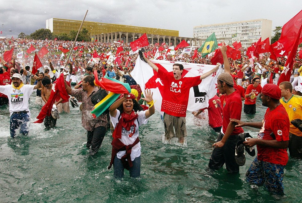 Eleitores de Lula festejam em Brasília durante a posse — Foto: Vanderlei Almeida/AFP/01.01.2003