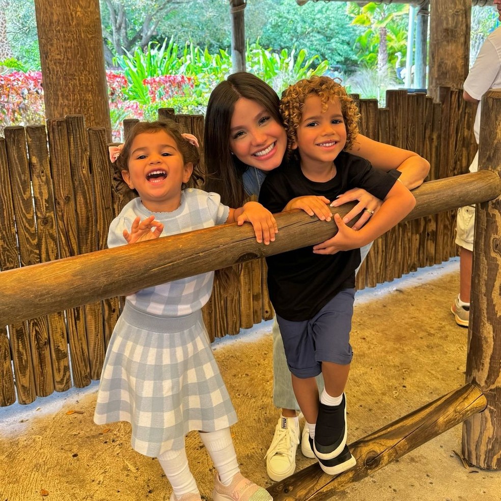 Biah Rodrigues com os filhos — Foto: Reprodução Instagram
