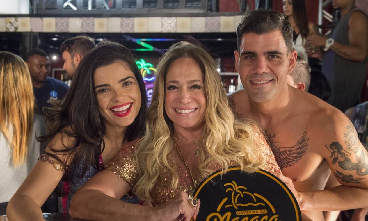 Juliano Cazarré, Susana Vieira e Vanessa Giácomo nos bastidores de uma gravação na Caverna da Macaca, cenário da novela 'A regra do jogo' (2015) — Foto: Estevam Avellar / TV Globo