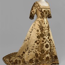 Vestido de coroação da Rainha Mary (1867-1953) adornado com ouro e prata em 1911 — Foto: Divulgação