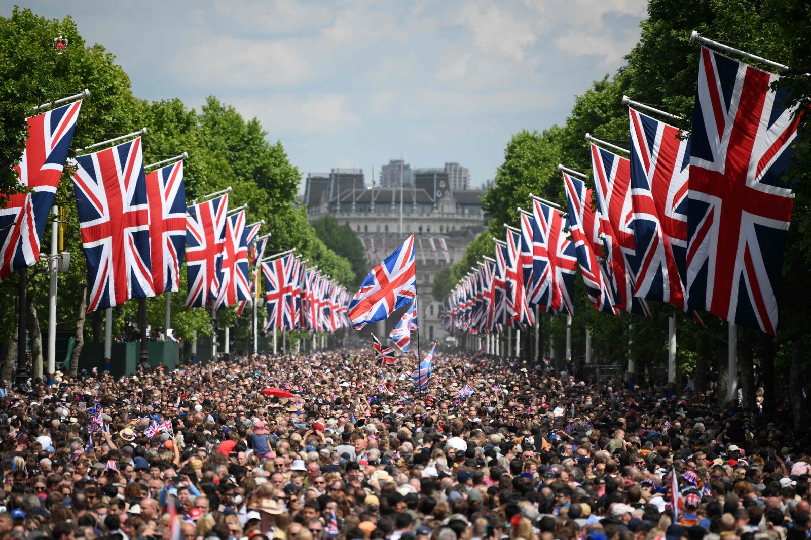 Público lotam o The Mall antes para ver o espetáculo aéreo em homenagem à rainha — Foto: DANIEL LEAL / AFP