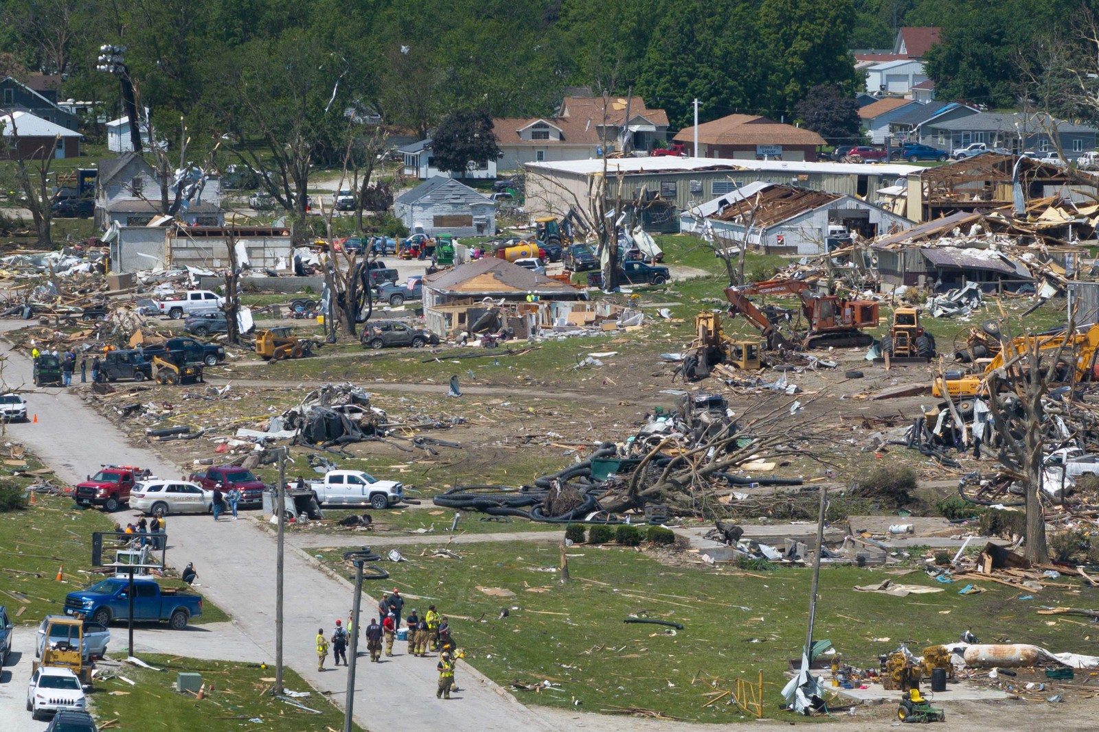 Imagens revelam dezenas de casas completamente destruídas, carros revirados e abandonados pela cidade, em Iowa. — Foto: Scott Olson/Getty Images/AFP