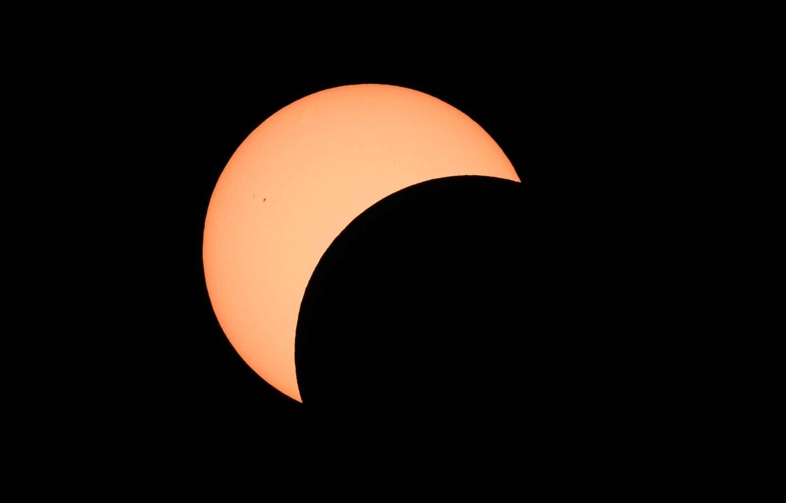 Confira os primeiros momentos de um eclipse solar total. Lua cruzando em frente ao Sol em Bloomington, Indiana — Foto: JOSH EDELSON / AFP