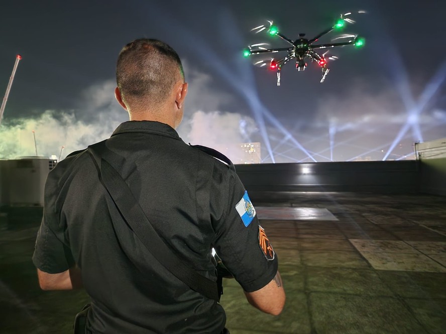 Policial opera drone equipado com o sistema de reconhecimento facial perto do Sambódromo, no Centro do Rio