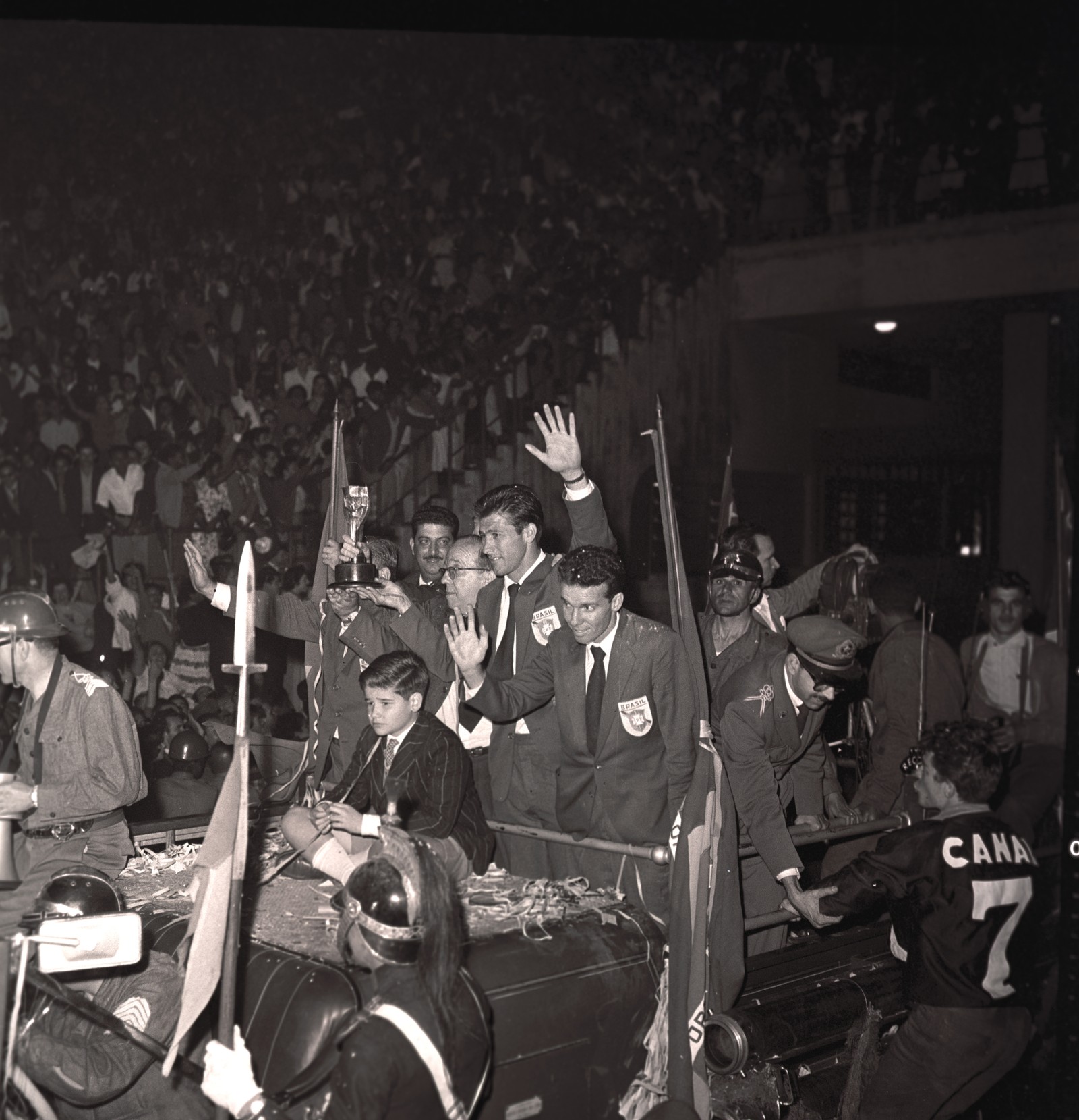 Seleção Brasileira - Copa do Mundo de 1958 (Suécia) - Regresso e Homenagem aos campeões - Paulo Machado de Carvalho, Belini e Zagallo desfilando no carro dos bombeiros pelas ruas de São Paulo — Foto: Arquivo / Agência O Globo