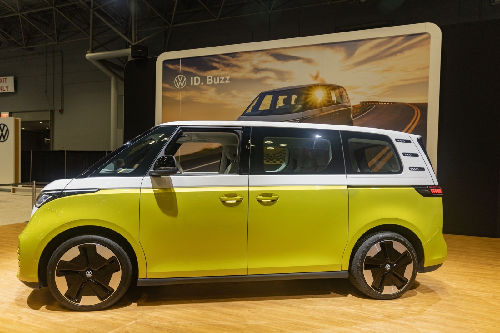 ID Buzz da Volkswagen é a versão repaginada da Kombi, só que elétrica.  São três fileiras, que oferecem configurações de seis e sete assentos. A pintura tem dois tons. Impossível perdê-la no estacionamento. Preço de saída: cerca de R$ 360 mil/Divulgação