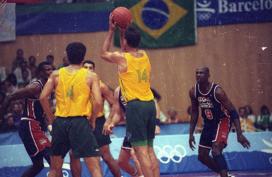 Oscar Schmidt e Michael Jordan aparecem em destaque no confronto entre Brasil e Estados Unidos, em Barcelona-1992