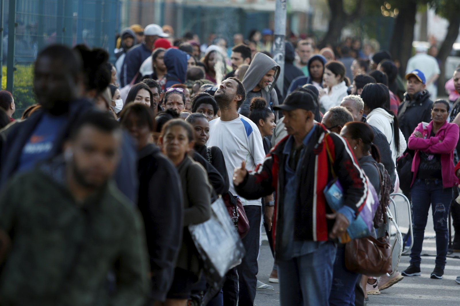 Mais de 200 pessoas aguardavam atendimento no Rio Poupa Tempo de Bangu, antes do começo de distribuição de senhas para atendimento — Foto: Fabiano Rocha / Agência O Globo