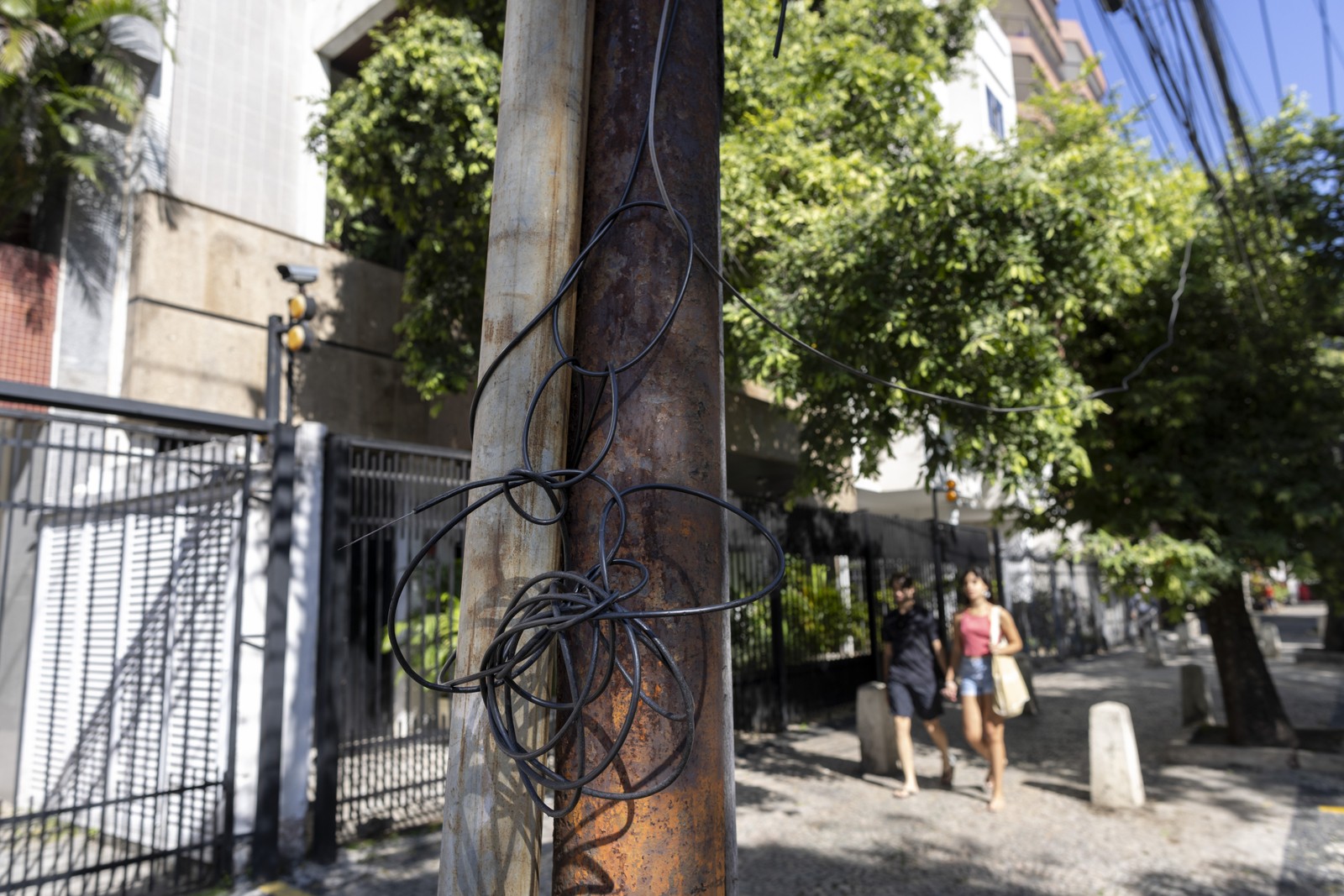 Emaranhado de cabos e fios cortados são comuns e representam riscos nas ruas do Rio. — Foto: Marcia Foletto / Agência O Globo