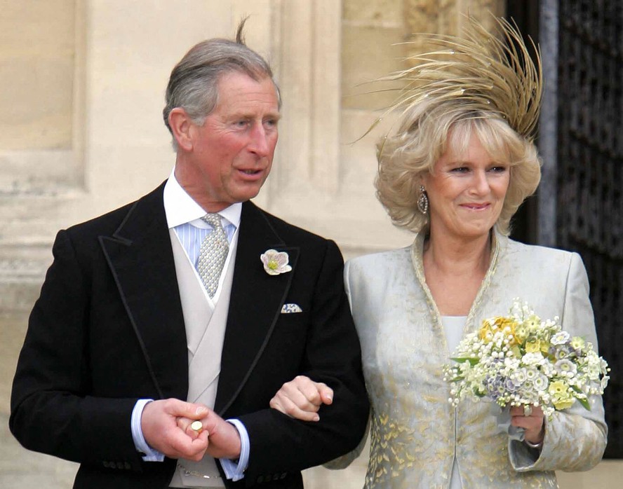 Príncipe Charles e Camilla deixam a Capela de São Jorge, no Castelo de Windsor, após o casamento civil, em 9 de abril de 2005