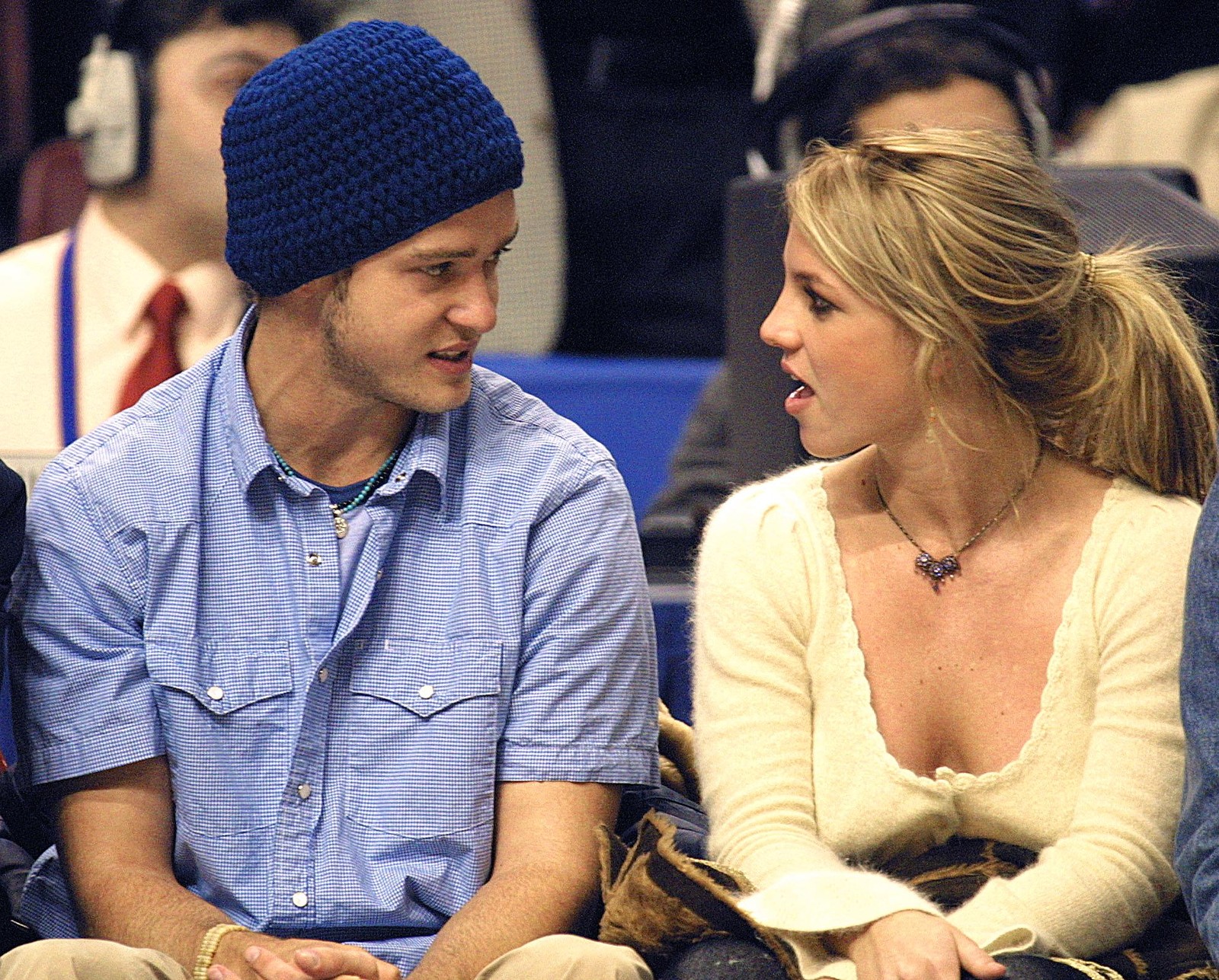 Em registro de 2002, Britney aparece com seu então namorado, o cantor e dançarino Justin Timberlake. Foto: Tom Mihalek / AFP. — Foto: Tom Mihalek / AFP.