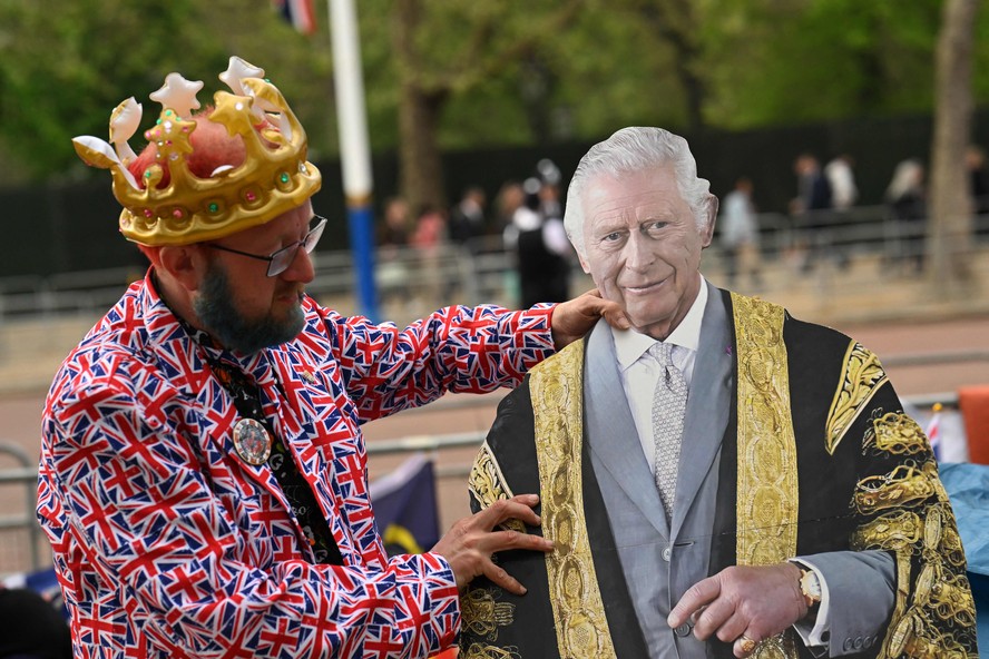 Fã da família real leva reprodução em tamanho real do rei Charles III ao The Mall