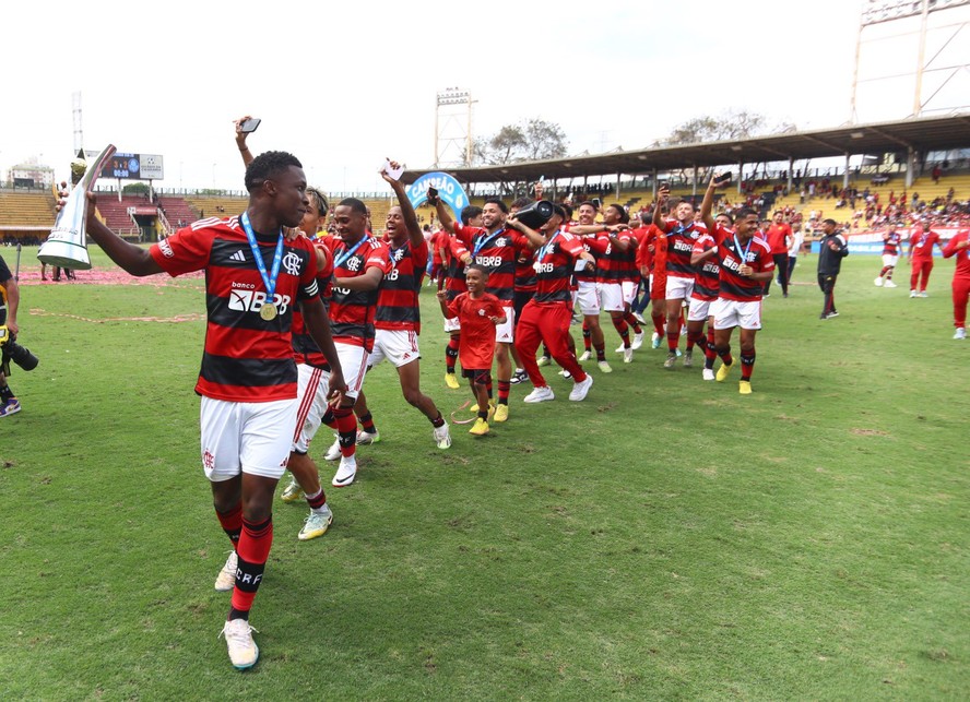 Os jogadores do Flamengo comemoram o título brasileiro sub-20 da edição 2023