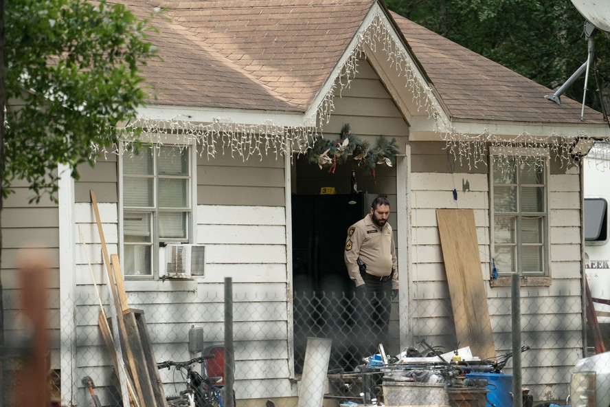 Policiais chegam à cena de um crime onde cinco pessoas, incluindo uma criança de 8 anos, foram mortas por um atirador no Texas