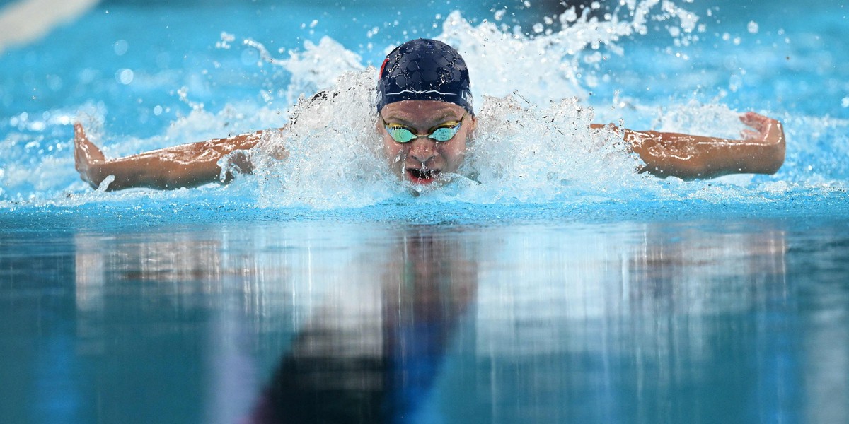 Leon Marchand conquista quarto ouro para a França e bate recorde olímpico de Phelps
