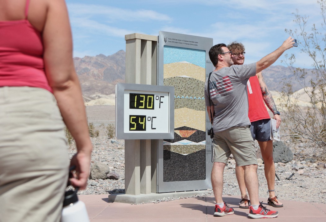 Turistas enfrentam calor de acima de 50ºC no Vale da Morte, nos EUA — Foto: Ronda Churchill/AFP