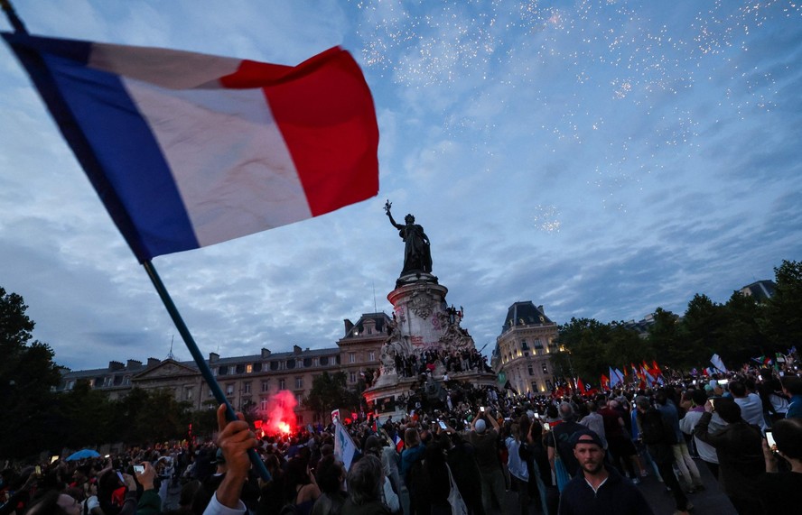 Manifestação após vitória da frente de esquerda nas eleições da França