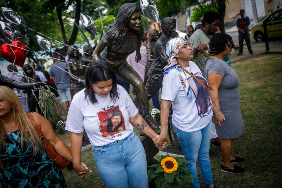 Mães celebram memória de filhos mortos em ataque à escola — Foto: Brenno Carvalho