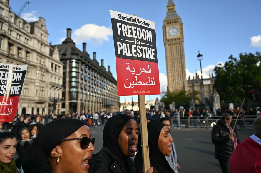 Manifestantes durante uma marcha a favor da Palestina em Londres, em outubro de 14