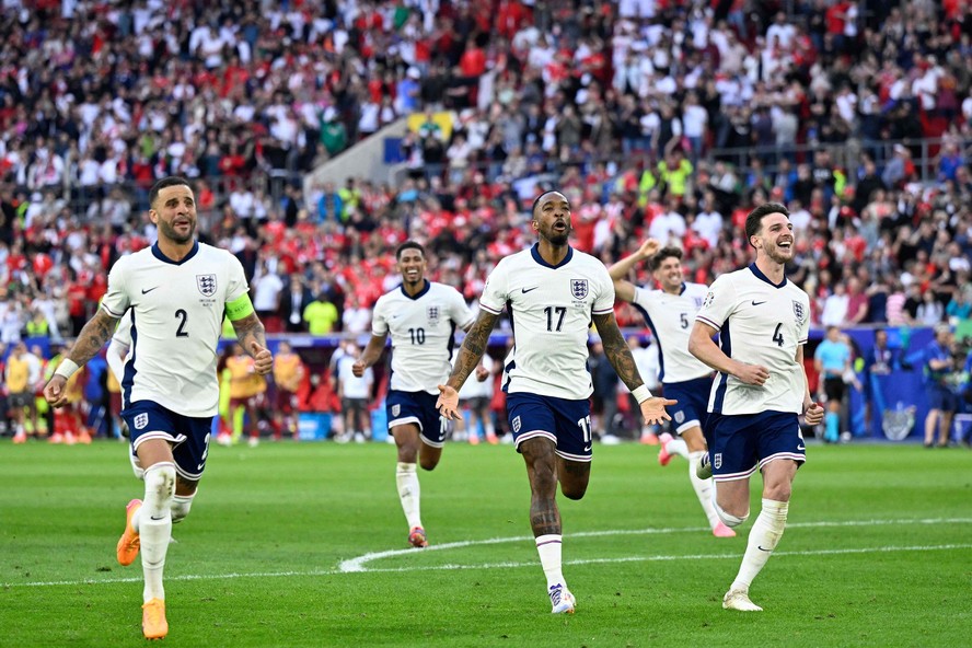 Jogadores ingleses comemorando a classificação para a semifinal após vencerem a Suíça nas penalidades
