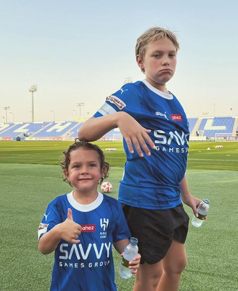 Filho do Neymar com o irmão no campo — Foto: Reprodução