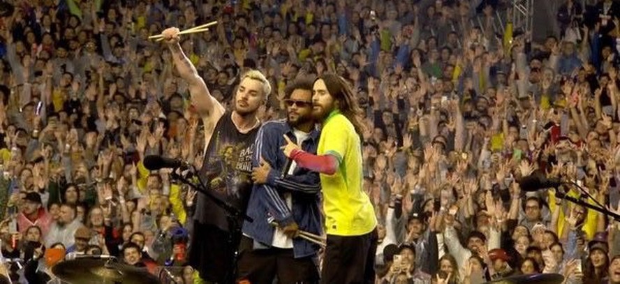 Marcelo entre os irmãos Shannon e Jared Leto no palco do Lollapalooza