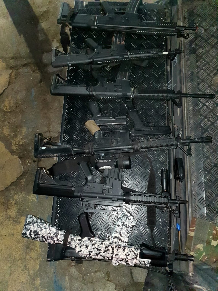 PM apreende seis réplicas de fuzis e dois simulacros de pistola, no bairro Parada de Lucas, durante operação