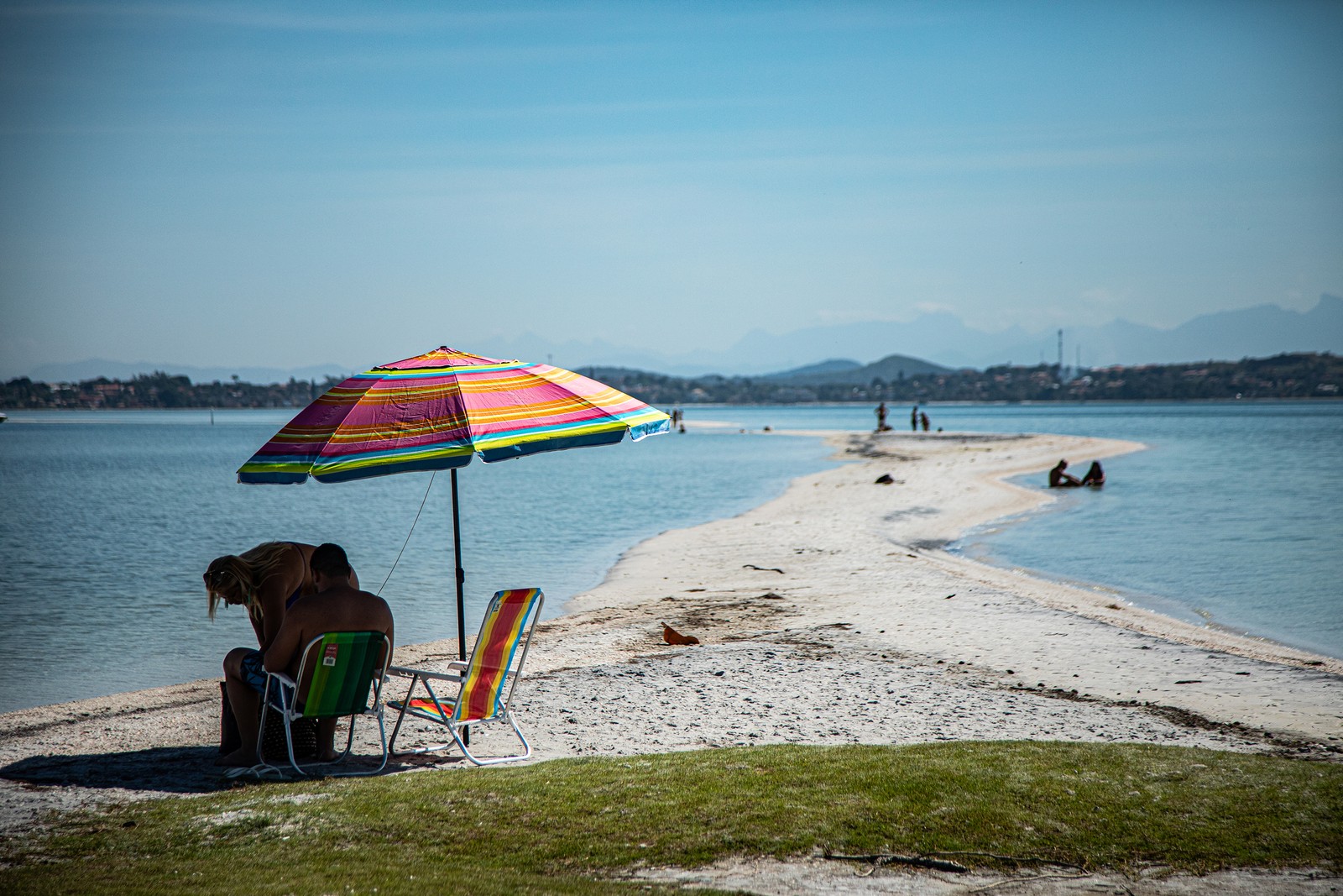 Sem onda e com águas claras, praias lagunares fazem sucesso na Região dos Lagos entre turistas — Foto: Hermes de Paula / Agência O Globo