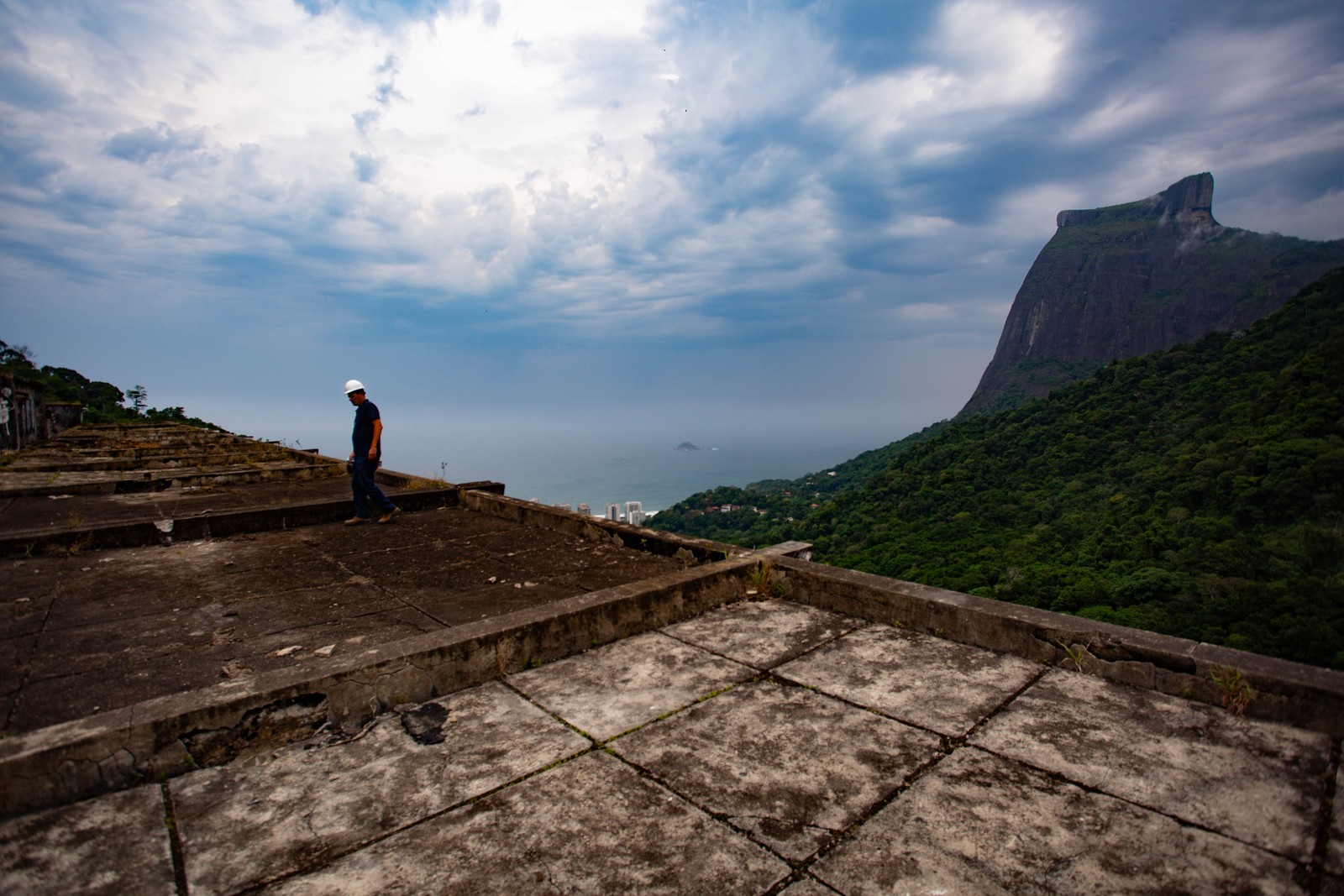 No alto do esqueleto do antigo Gávea Tourist Hotel, a vista da Pedra da Gávea — Foto: Roberto Moreyra / Agência O Globo