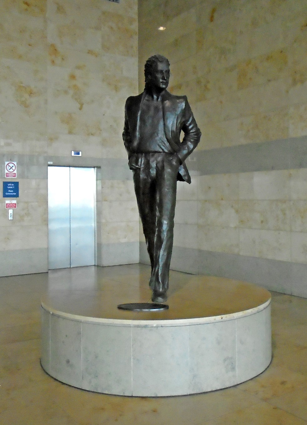 Estátua de John Lennon no aeroporto de Liverpool — Foto: Wikimedia commons