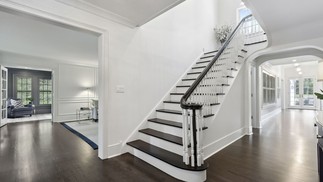 A escada que leva ao segundo andar é um dos cômodos vistos no filme que se manteve — Foto: Redfin/Divulgação