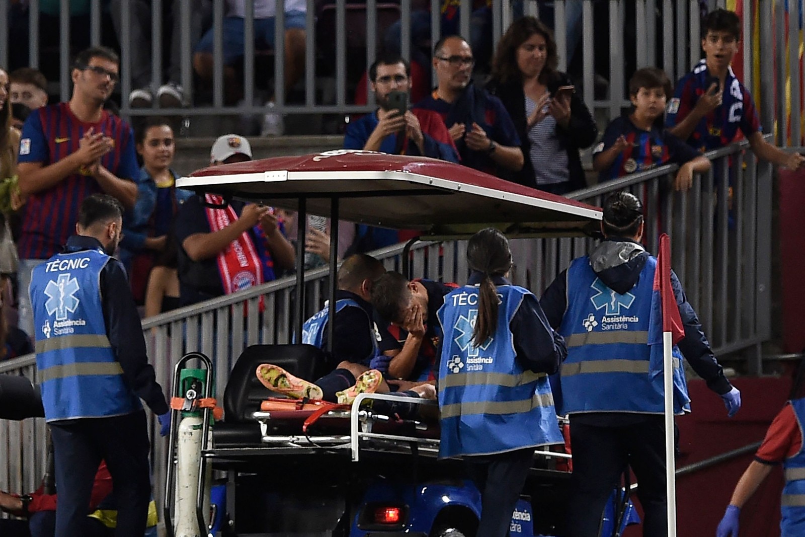 Sergi Roberto sai chorando de campo após lesão no ombro no Campeonato Espanhol — Foto: Josep Lago/AFP