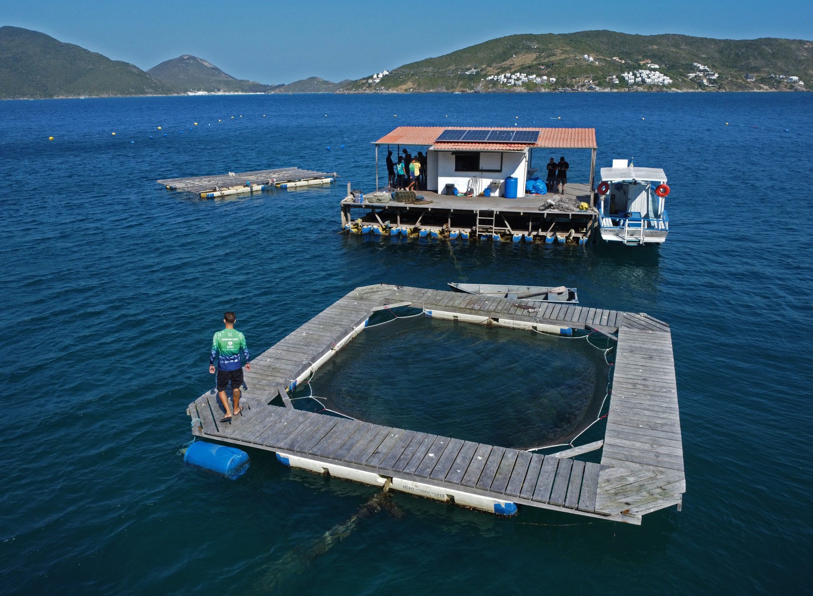 Já na Praia dos Anjos, em Arraial do Cabo, a técnica utilizada é mais inovadora. Uma fazenda marinha reutilizados materiais de plataformas de petróleo na estrutura de produção de ostras, peixes e vieiras — Foto: Custódio Coimbra / Agência O Globo