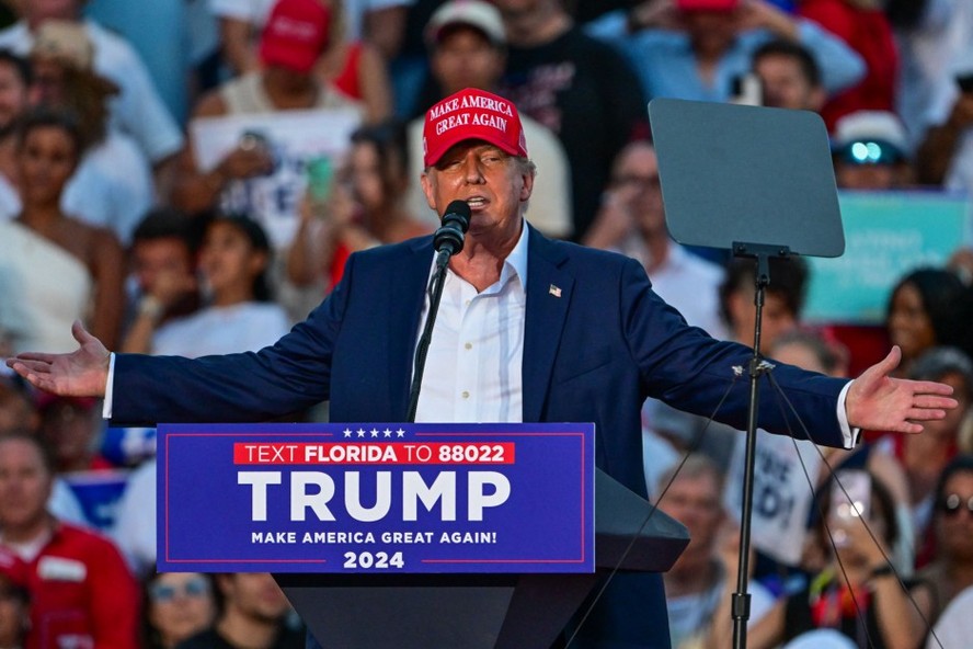 Donald Trump gesticula enquanto fala durante comício em Doral, Flórida