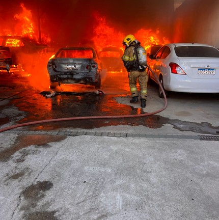 Incêndio destrói 12 veículos em oficina mecânica, em Ipatinga (MG) — Foto: Divulgação