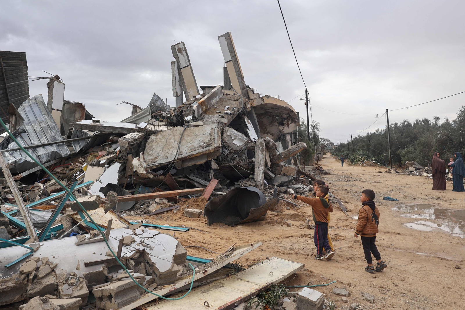 Destruição após os ataques israelenses noturnos em Rafah, no sul da Faixa de Gaza, em 6 de maio de 2024, em meio ao conflito em curso entre Israel e o movimento palestino Hamas. — Foto: AFP