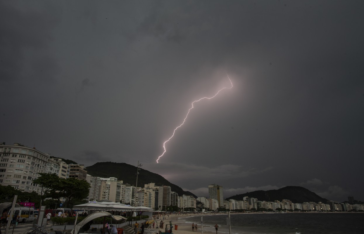 Raios vistos em Copacabana antes da chuva — Foto: Alexandre Cassiano/Agência O Globo