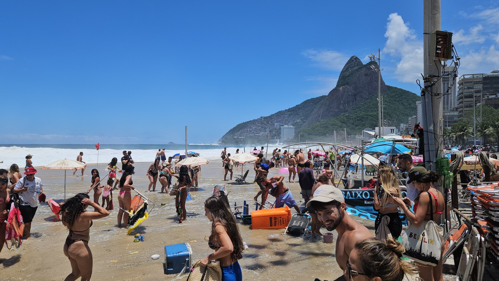 Mar invade faixa de areia na praia do Leblon - Foto Dan Delmiro / Agência O Globo