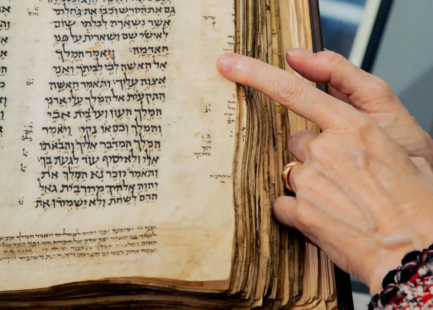 Bíblia hebraica mais antiga do mundo irá a leilão em maio, nos EUA