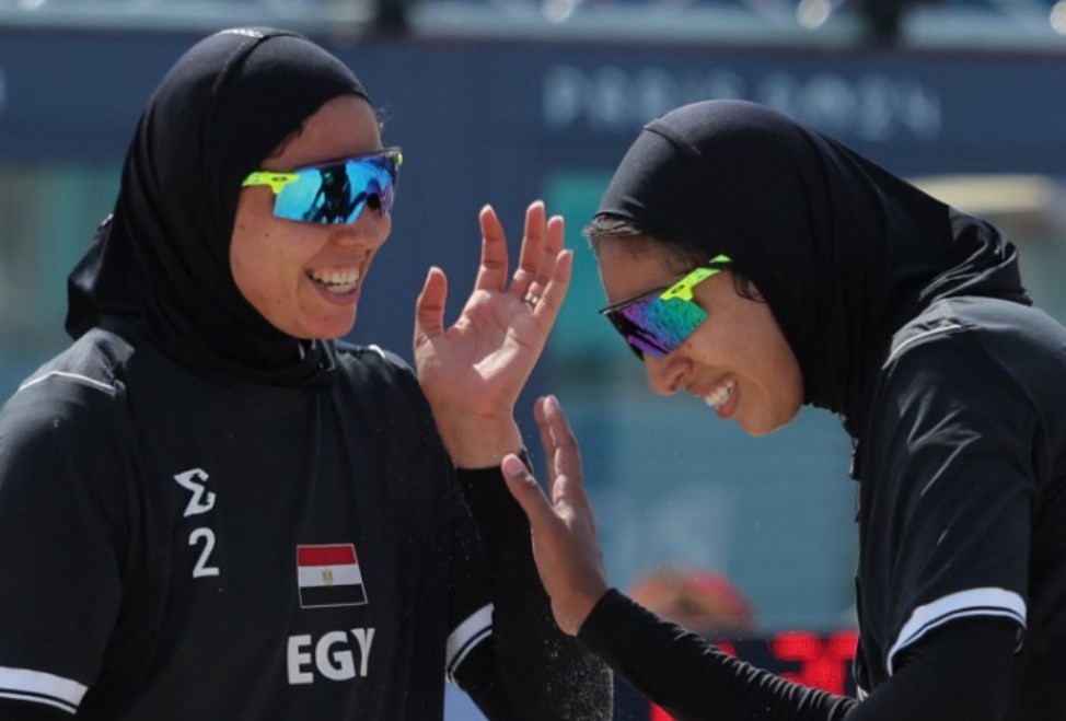 A dupla do Egito Doaa Elghobashy e Marwa Abdelhady usa o hijab em baixo do uniforme — Foto: Divulgação/AFP