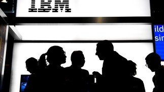 Pessoas conversam em frente a um estande da IBM: empresa está no mercado desde muito antes de a informática revolucionar o mundo