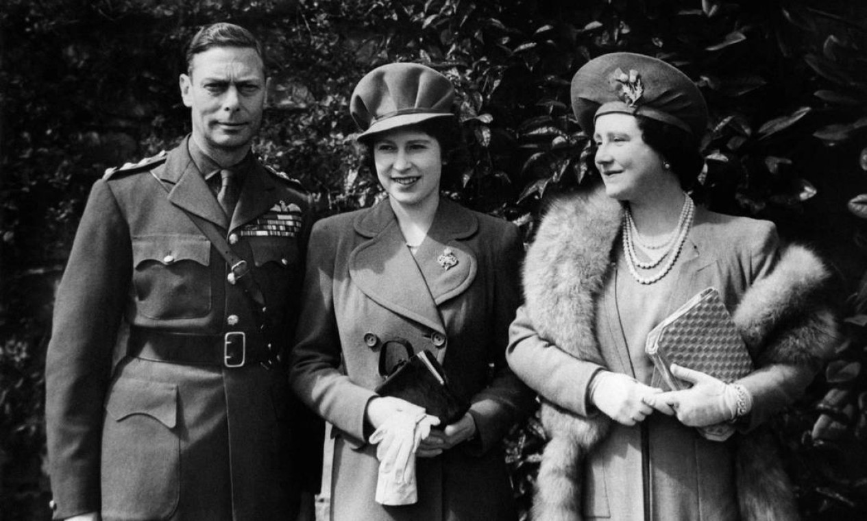 Foto de arquivo datada de 21 de abril de 1944 mostra Elizabeth aos em seu aniversário de 18 anos entre os pais, o rei da Grã-Bretanha, George VI, e a rainha Elizabeth Bowes-Lyon, no Castelo de Windsor  — Foto: Arquivo / AFP