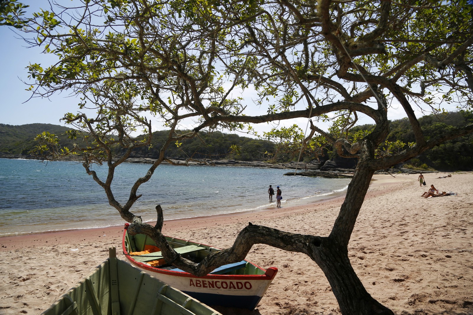 Barquinhos na Praia do Forno, em Búzios, no Estado do Rio: tranquilidade e areia cor de rosa — Foto: Fabio Rossi / Agencia O Globo