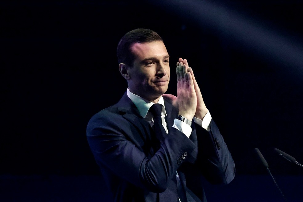 Jordan Bardella, candidato do Reagrupamento Nacional a um posto no Parlamento Europeu — Foto: STEPHANE DE SAKUTIN / AFP