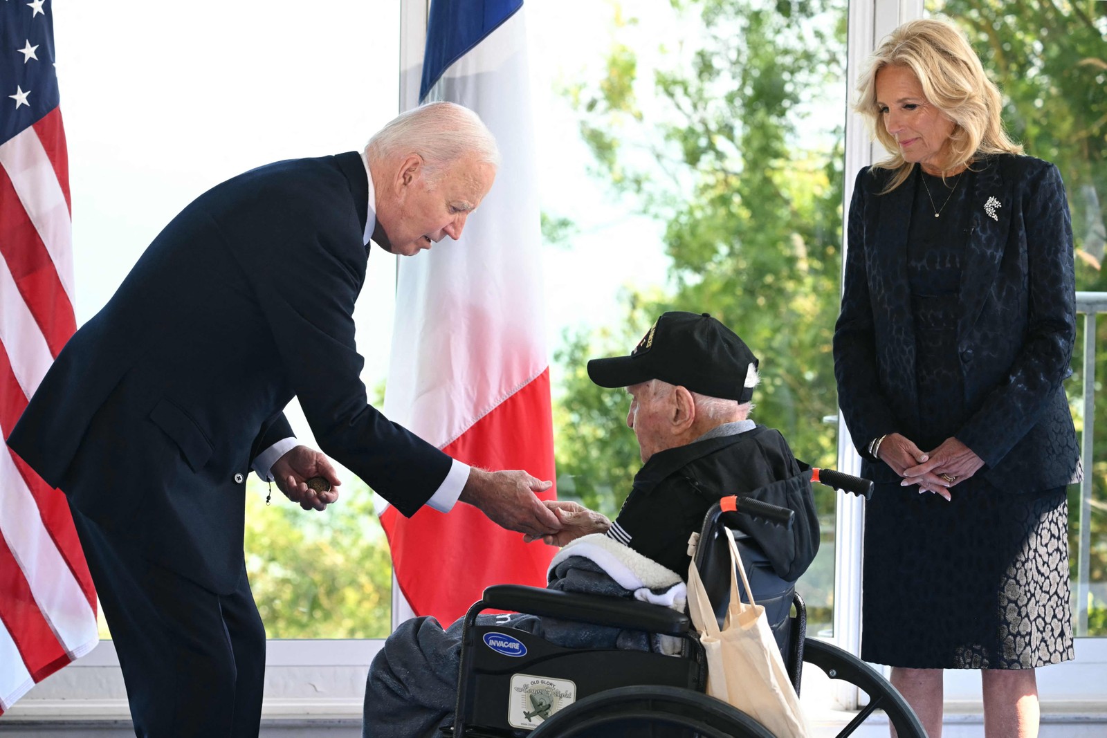 Joe Biden cumprimenta veterano da Segunda Guerra Mundial em cadeira de rodas — Foto: Saul Loeb/AFP