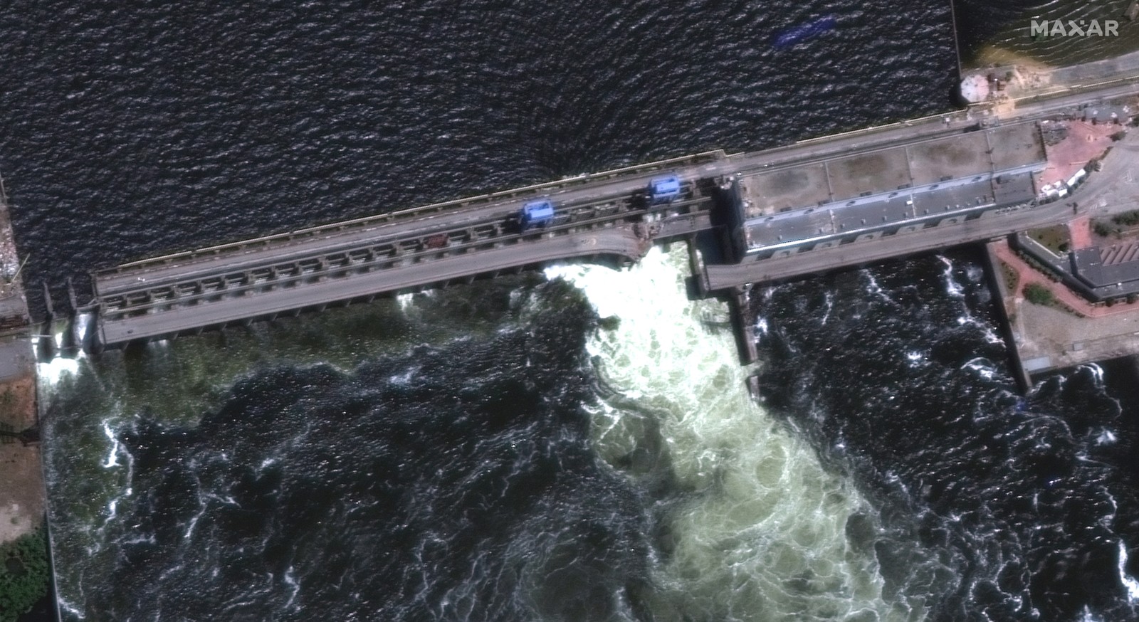 Explosão rompe barragem de usina ucraniana e causa inundação — Foto: AFP